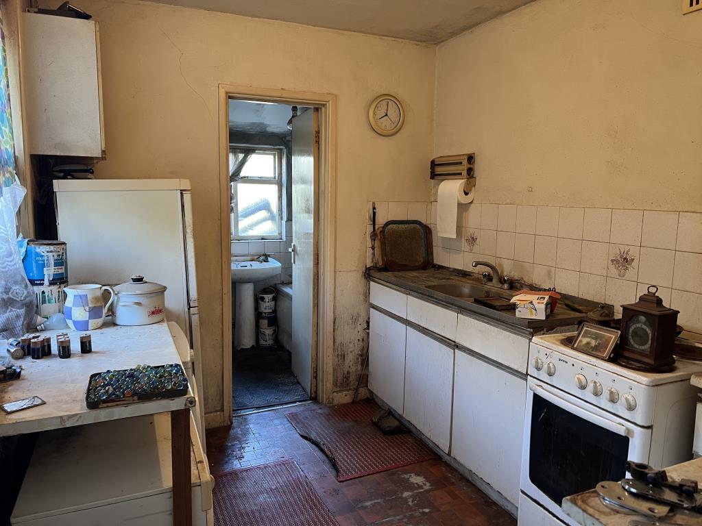 Lot: 114 - DETACHED HOUSE FOR REFURBISHMENT - Kitchen